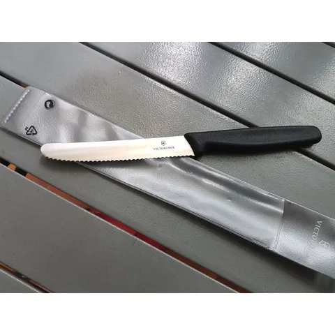 Dao Gọt Lưỡi Răng Cưa Victorinox 11cm - Dụng Cụ Nhà Bếp Đa Năng Cắt Chính Xác Cho Cà Chua và Xúc Xích