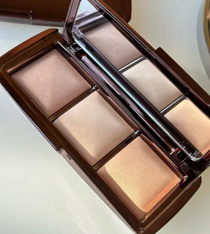 Bảng phấn highlight 3 ô Hourglass Ambient Lighting Palette - Phấn trang điểm mang đến vẻ đẹp tự nhiên cho mọi tông da, không chứa hóa chất độc hại