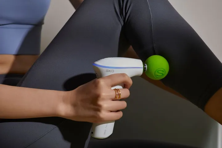 Máy Massage Cầm Tay SKG F5 - Thiết Bị Massage Đa Năng Với 3 Đầu Massage Chuyên Biệt Giúp Giảm Đau, Nhức Mỏi ✔️