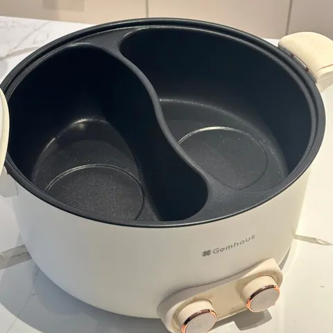 Nồi Lẩu Điện 2 Ngăn Gemhaus GH910 6L - Nấu Được 2 Món Cùng Lúc, Thiết Kế Sang Trọng, Chịu Nhiệt Tốt, Dùng Cho 6-8 Người