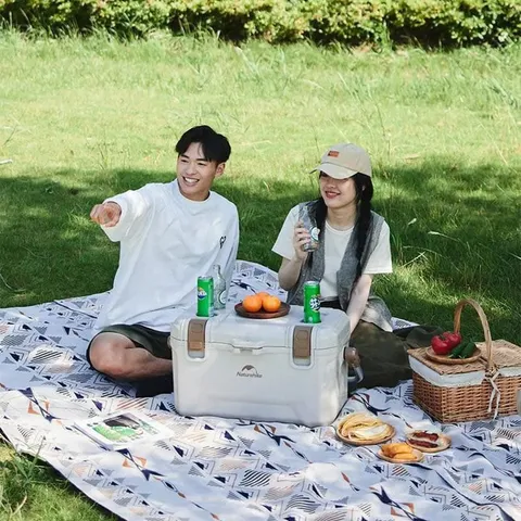 Thùng đá kháng khuẩn Naturehike CNH22CJ10001 - Giữ lạnh đồ ăn tới 72h, 32L/45L, lý tưởng cho cắm trại và dã ngoại.