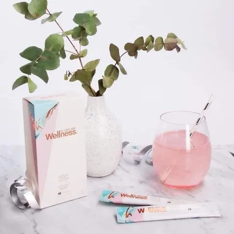 Oriflame Wellness Aqua Glow - Bổ sung nước làm đẹp da với công nghệ Ceramosides™ và chiết xuất dâu Lingon - Hỗ trợ ẩm và chống lão hóa