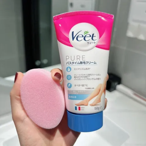 Kem tẩy lông Veet Pure cho da nhạy cảm - Chiết xuất lô hội và vitamin E, hiệu quả nhanh chóng, nhẹ nhàng, giúp da mềm mịn 150g