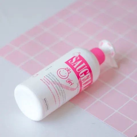 Dung Dịch Vệ Sinh Bé Gái Saugella Girl 200ml - Chăm Sóc Vùng Kín, Duy Trì Cân Bằng pH, Ngăn Ngừa Vi Khuẩn Tự Nhiên, An Toàn Cho Da Nhạy Cảm