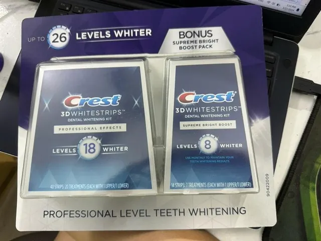 Set 2 Hộp Miếng Dán Trắng Răng Crest 3D Whitestrips (40 Miếng + 20 Miếng)