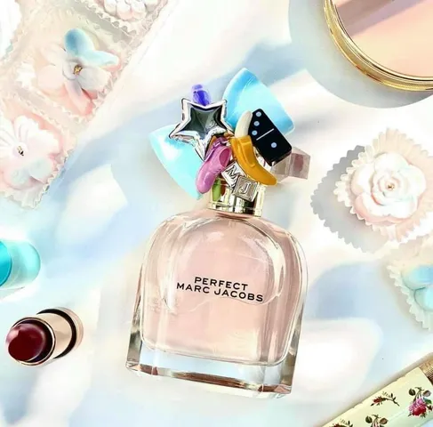 Nước hoa nữ Marc Jacobs Perfect - Hương Cashmeran & Hoa Thủy Tiên, Phong cách Nữ tính, Cuốn hút, Hiện đại, Lưu hương từ 3-6h
