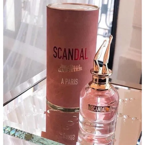Nước hoa nữ Scandal A Paris EDT - Hương trái lê ngọt ngào và hoa nhài tươi mát, phong cách hiện đại gợi cảm, lưu hương lâu dài.