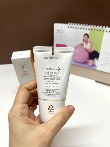 Kem Chống Nắng Whoo Gongjinhyang Fresh UV Protective Cream SPF50+/PA++++ 60ml Cho Da Nhạy Cảm - Bảo Vệ và Dưỡng Da Tối Đa