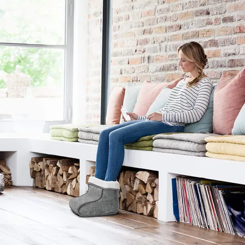 Ủng Sưởi Ấm Chân Bằng Điện Medisana FW 150 - Thiết Kế Dệt Kim, 3 Mức Nhiệt Độ, Lót Lông Cừu Sang Trọng, An Toàn, Phù Hợp Cỡ Giày 46