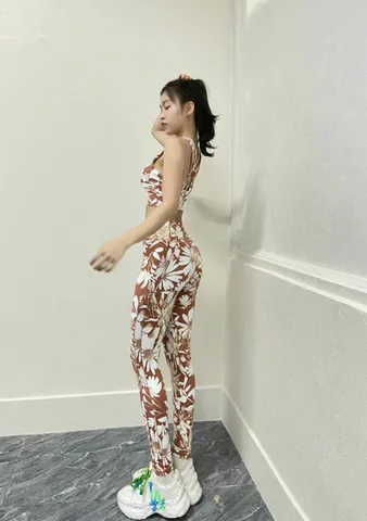 Bộ đồ thể thao nữ hoạ tiết hoa thời trang - Set quần áo gym và yoga thiết kế đan chéo, tặng kèm mút ngực cao cấp