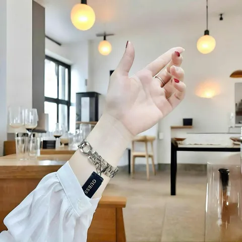 Đồng hồ nữ Guess mặt chữ G viền đá dáng lắc tay xinh