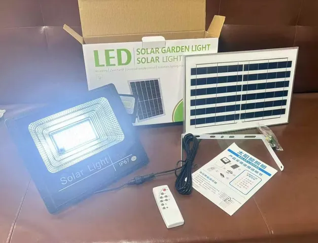 Đèn Led Ngoài Trời 300W IP67 - Chống Nước, Điều Khiển Từ Xa, Tấm Pin Năng Lượng Mặt Trời - Giải Pháp Chiếu Sáng Tiết Kiệm Năng Lượng