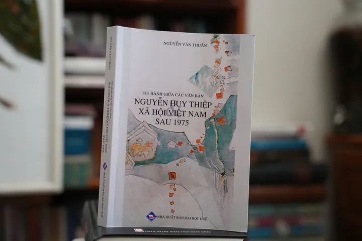 Du Hành Giữa Các Văn Bản - Chuyên Khảo Nguyễn Huy Thiệp Về Văn Học Việt Nam Sau 1975 - Bìa Mềm, 352 Trang