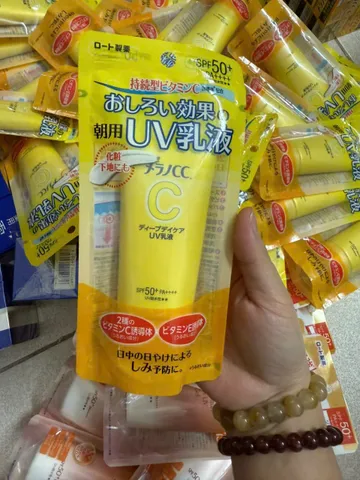 Kem Chống Nắng Melano CC Brightening UV Essence 50gr - Bảo Vệ Da Mặt, Dưỡng Ẩm, Kháng Nước Từ Nhật Bản