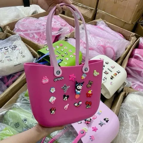 Túi Crocs Stick 5 Màu – Tặng FULL Charm Ngẫu Nhiên, Siêu Xinh Đi Biển & Đi Chơi
