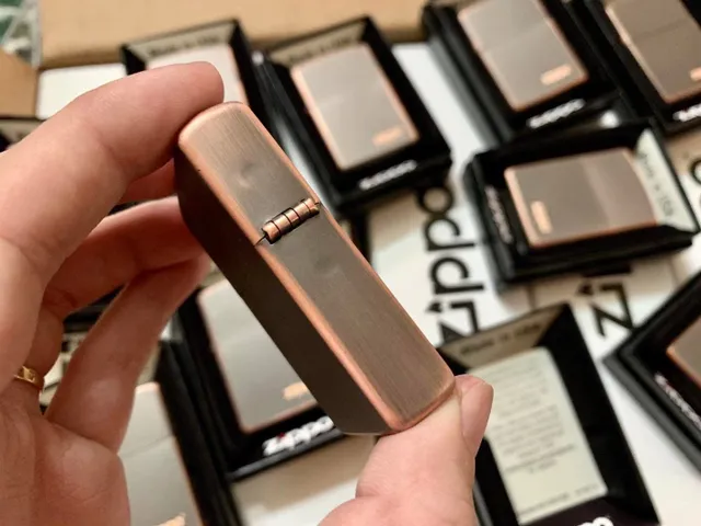 Bật Lửa Zippo 49839ZL – Màu Đồng Đen Rustic với Logo Khắc Laser, Bền Bỉ và Độc Đáo, Quà Tặng Cho Người Sưu Tập
