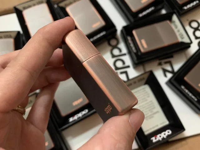 Bật Lửa Zippo 49839ZL – Màu Đồng Đen Rustic với Logo Khắc Laser, Bền Bỉ và Độc Đáo, Quà Tặng Cho Người Sưu Tập