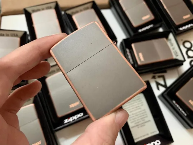 Bật Lửa Zippo 49839ZL – Màu Đồng Đen Rustic với Logo Khắc Laser, Bền Bỉ và Độc Đáo, Quà Tặng Cho Người Sưu Tập