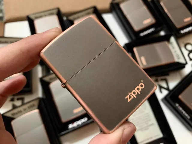Bật Lửa Zippo 49839ZL – Màu Đồng Đen Rustic với Logo Khắc Laser, Bền Bỉ và Độc Đáo, Quà Tặng Cho Người Sưu Tập