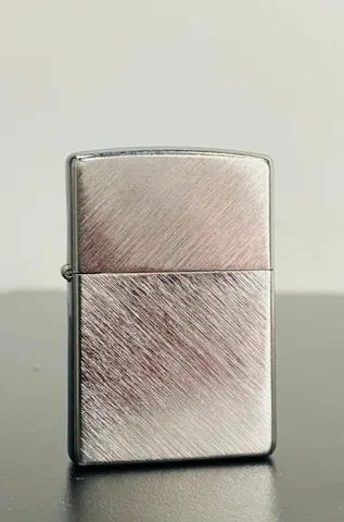 Bật Lửa Zippo 24648 Herringbone Sweep Đồng Thau Mạ Chrome Xước Xéo - Thiết Kế Classic Sang Trọng, Độc Đáo, Quà Tặng Ý Nghĩa
