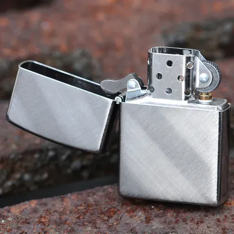 Bật Lửa Zippo 28182 Diagonal Weave - Thiết Kế Tối Giản, Chất Liệu Bền Bỉ - Hộp Quà Tặng Thân Thiện Môi Trường