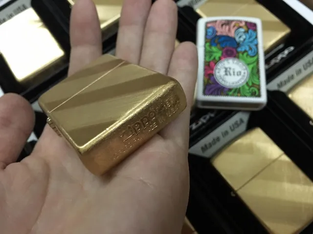 Zippo 29675 - Bật Lửa Đồng Thau Vàng Diagonal Weave Classic, Thoải Mái, Âm Thanh Click Đặc Trưng, Quà Tặng Độc Đáo