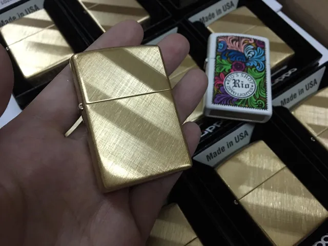Zippo 29675 - Bật Lửa Đồng Thau Vàng Diagonal Weave Classic, Thoải Mái, Âm Thanh Click Đặc Trưng, Quà Tặng Độc Đáo