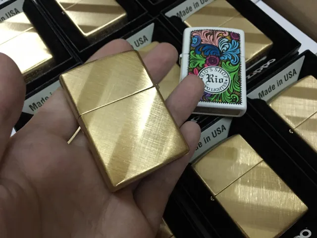 Zippo 29675 - Bật Lửa Đồng Thau Vàng Diagonal Weave Classic, Thoải Mái, Âm Thanh Click Đặc Trưng, Quà Tặng Độc Đáo