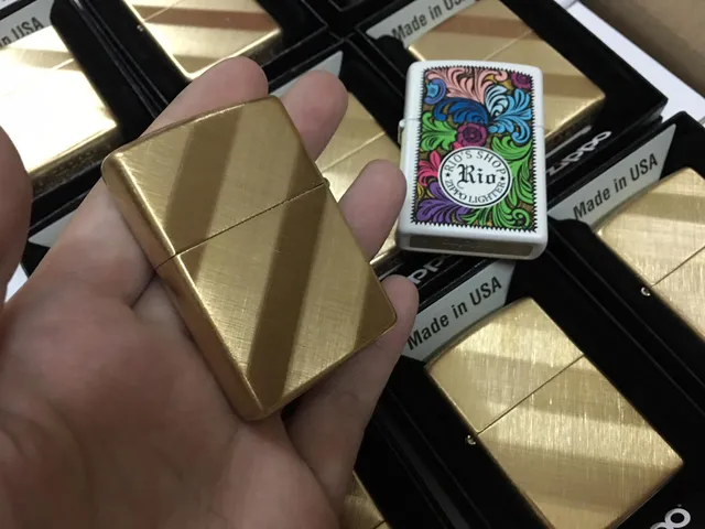Zippo 29675 - Bật Lửa Đồng Thau Vàng Diagonal Weave Classic, Thoải Mái, Âm Thanh Click Đặc Trưng, Quà Tặng Độc Đáo
