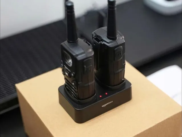 Bộ Đàm 2 Chiều Amazon Basics - Thiết bị liên lạc hiệu quả với phạm vi 5km, pin sạc tiện lợi và đèn pin LED tích hợp