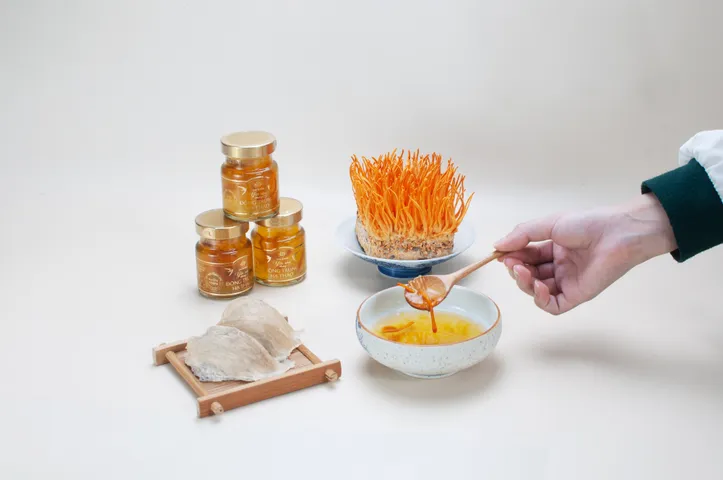 Yến Chưng Đông Trùng Hạ Thảo Sợi Nấm 8 Lọ - Dinh Dưỡng Tự Nhiên, Hỗ Trợ Sức Khỏe, Tiện Lợi Thay Bữa Sáng