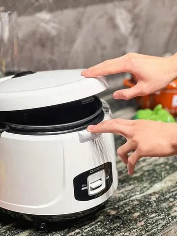 Nồi cơm điện Cuckoo CR-1055B 1.8L - Thiết kế hiện đại, nấu cơm nhanh, giữ nhiệt lâu, phù hợp cho gia đình từ 4-6 người