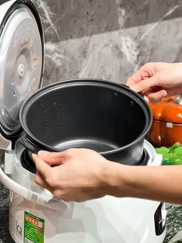 Nồi cơm điện Cuckoo CR-1055B 1.8L - Thiết kế hiện đại, nấu cơm nhanh, giữ nhiệt lâu, phù hợp cho gia đình từ 4-6 người
