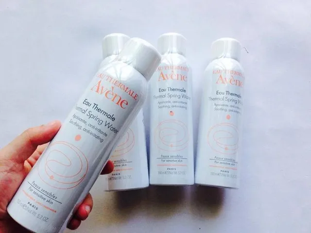 Xịt Khoáng Avène Thermal Spring Water 300ml - Dưỡng ẩm, làm dịu da, tăng cường độ ẩm, phù hợp với da nhạy cảm.
