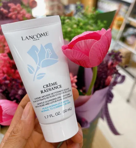 Sữa Rửa Mặt Lancome Creme Radiance 50ml - Sản phẩm làm sạch da dịu nhẹ, tạo bọt, phù hợp cho da nhạy cảm, giữ ẩm và làm sáng da.