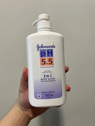 Sữa Tắm Johnson's pH 5.5 Dưỡng Ẩm Da Cho Người Lớn 750ml - 2 trong 1 Sạch Da & Dưỡng Ẩm Mịn Màng, Mỹ Phẩm Chăm Sóc Cơ Thể Nhật Bản