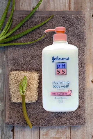 Sữa Tắm Johnson's pH 5.5 Dưỡng ẩm Da 750ml Hạnh Nhân - Sản phẩm Giúp Làm Sạch và Cấp Nước Cho Da Mềm Mại, Tự Nhiên