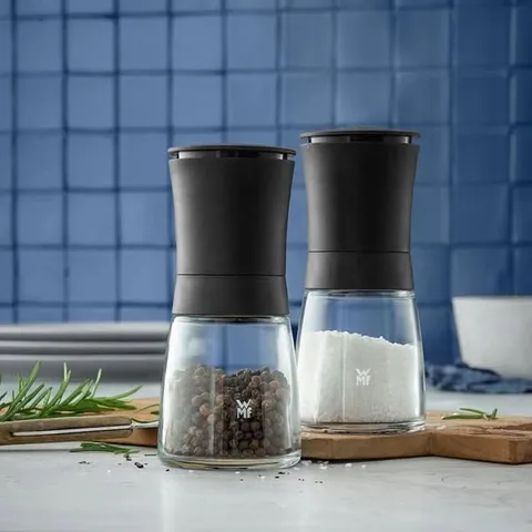 Bộ xay muối tiêu WMF 2 chiếc nắp đen - Dụng cụ xay gia vị tiện dụng cho bữa ăn gia đình hiện đại