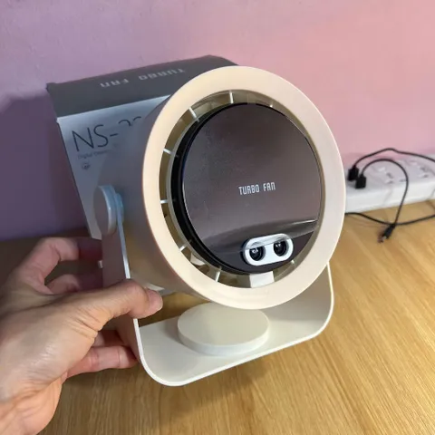 Quạt để bàn TURBO FAN NS-22 - Quạt tích điện 100 tốc độ, xoay 90 độ, màn hình LED - Kiểu dáng Khaki hiện đại, tiện ích cho nhà và văn phòng.