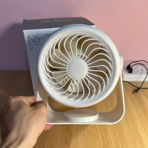 Quạt để bàn TURBO FAN NS-22 - Quạt tích điện 100 tốc độ, xoay 90 độ, màn hình LED - Kiểu dáng Khaki hiện đại, tiện ích cho nhà và văn phòng.