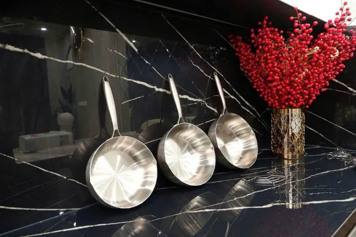 Chảo Chống Dính Sâu Lòng Seka Inox Nguyên Khối, Dùng Mọi Loại Bếp + Vỉ Gác Dầu - Tiện Ích Cho Bếp Gia Đình
