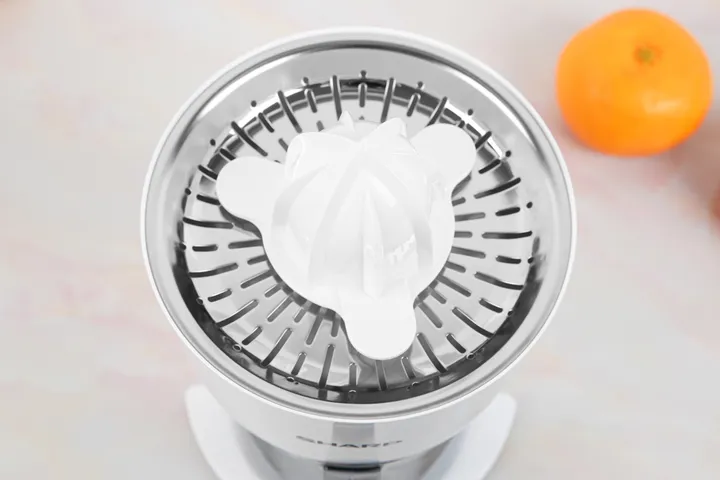Máy Vắt Cam Sharp EJ-J408-WH 40W - Thiết Kế Gọn Nhẹ, Tự Động Đảo Chiều Và Nắp Đậy Sang Trọng, Dung Tích 0.85 Lít