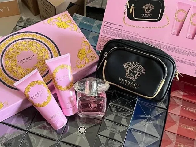 Set Versace Bright Crystal Edt ( 1 Nh 90ml + 1 Body Lotion 100ml + 1 Gel Tắm 100ml + 1 Ví Cầm Tay) - Hồng Nhạt