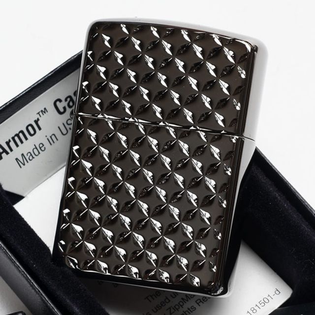 Vỏ ngo&agrave;i ấn tượng với m&agrave;u gỗ mun được khắc kiểu h&igrave;nh kim cương