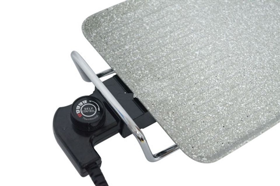 Vỉ nướng dễ d&agrave;ng sử dụng, chỉ cần cắm điện l&agrave; bạn đ&atilde; c&oacute; bữa tiệc BBQ tại gia c&ugrave;ng bạn b&egrave;  - Nhiều mức điều chỉnh nhiệt độ, ph&ugrave; hợp với từng loại thực phẩm. 