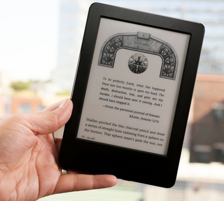 M&aacute;y đọc s&aacute;ch Kindle Paperwhite 2014 thiết kế nhỏ gọn, dễ d&agrave;ng đọc s&aacute;ch bằng 1 tay