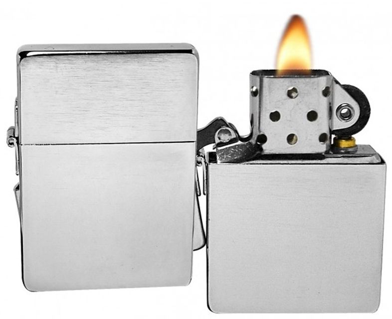 Khi bật nắp, &acirc;m thanh rất trong mang đặc trưng của bật lửa Zippo khiến bạn kh&ocirc;ng thể nhầm lẫn, c&ugrave;ng th&ocirc;ng tin được khắc r&otilde; r&agrave;ng