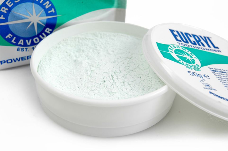 Bột trắng răng eucryl tooth powder của Anh