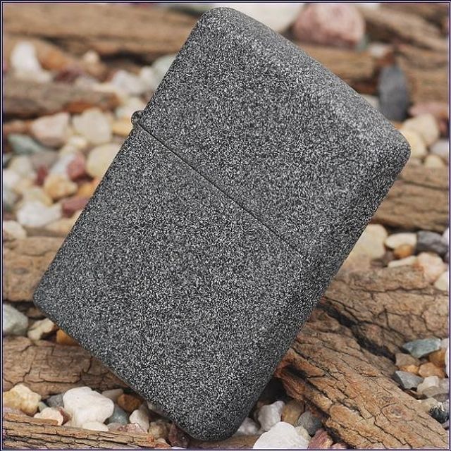 Vỏ ngo&agrave;i của Zippo 211 được phru m&agrave;u ghi vừa lịch l&atilde;m vừa sang trọng