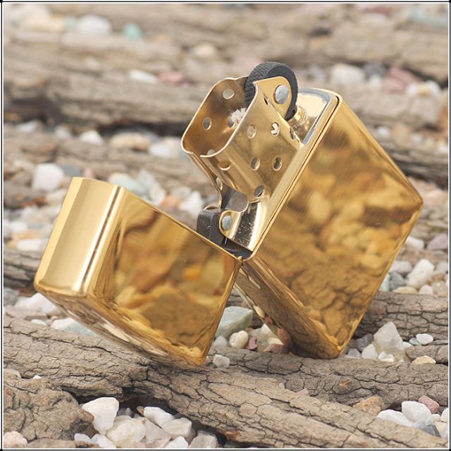 Zippo 254B được mạ v&agrave;ng s&aacute;ng b&oacute;ng mang đến cảm gi&aacute;c sang trọng